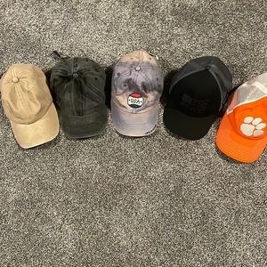 Lot of 5 gently worn hats. 4 adjustable, 1 fitted. Columbia, Life is Good, etc.